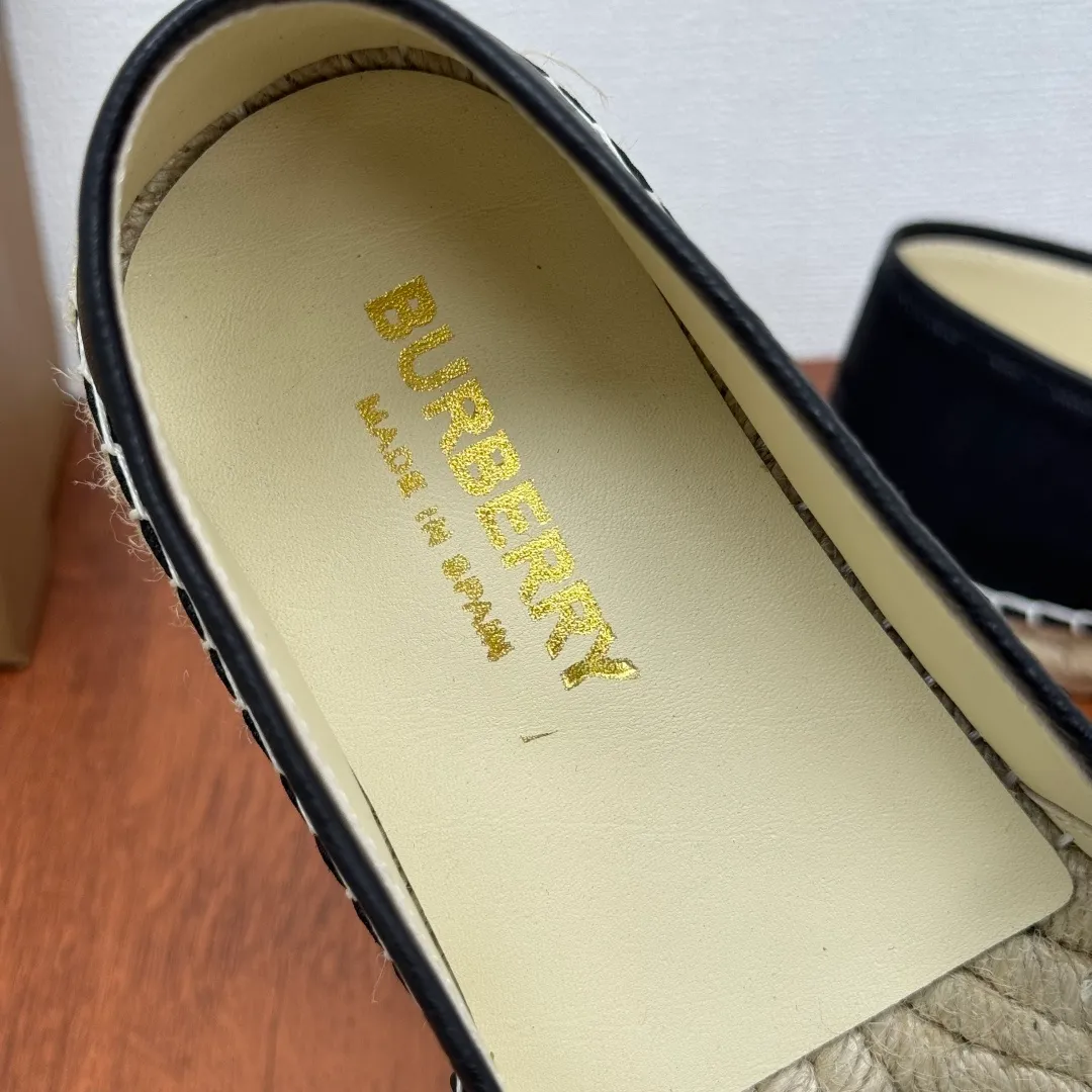 Batch 600 Burberry/Burberry new summer men's embroidered straw fisherman shoes, cool slip-on straw shoes! Encounter British fashion with Burberry espadrilles, a perfect blend of classic and fashionable. The unique printing on the upper is a manifestation of the brand's style. Every color and every pattern tells the story of England. Straw soles bring a natural texture, comfortable and chic. Whether you are strolling in the city streets or heading to the beach for vacation, it can add elegance and charm to you, easily become the center of attention, and start your own fashion journey. Classic knitted canvas upper, with thin calfskin lining suitable for summer, straw lining, genuine leather patch at the bottom of the heel, hemming technology, and Mark stitching details! Anti-slip rubber bottom layer, integrated injection molding of large LOGO letters and badges, multiple colors and styles to choose from, complete package! Size: 39-40-41-42-43-44 Normal size Item number: 2025-5 War Horse Black